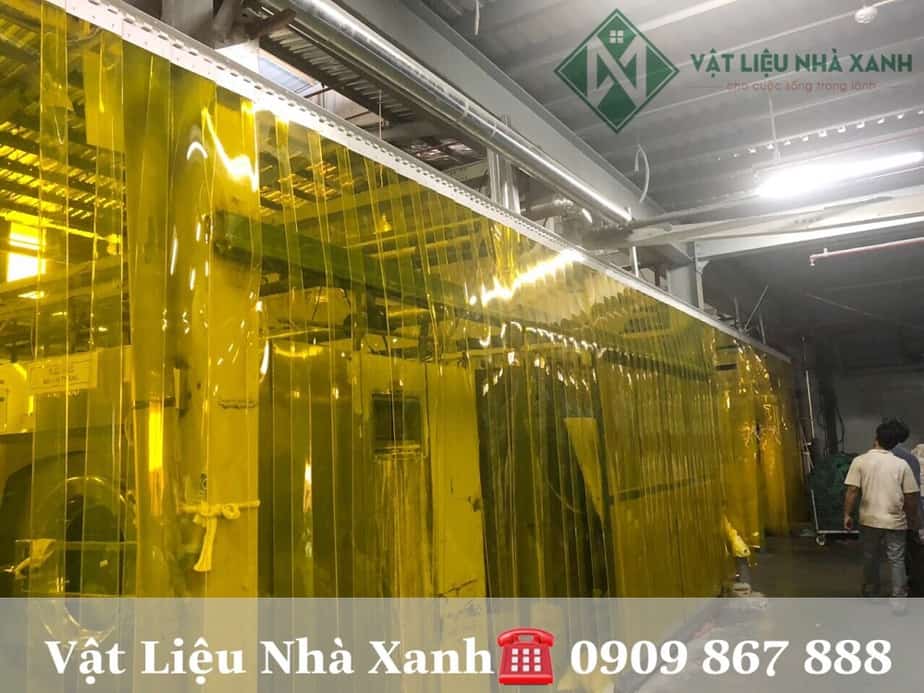 Rèm nhựa PVC màu vàng ngăn côn trùng lắp đặt tại kho xưởng