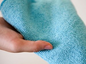 Dùng khăn mềm để vệ sinh