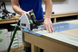 Sử dụng máy cắt cầm tay cắt Polycarbonate